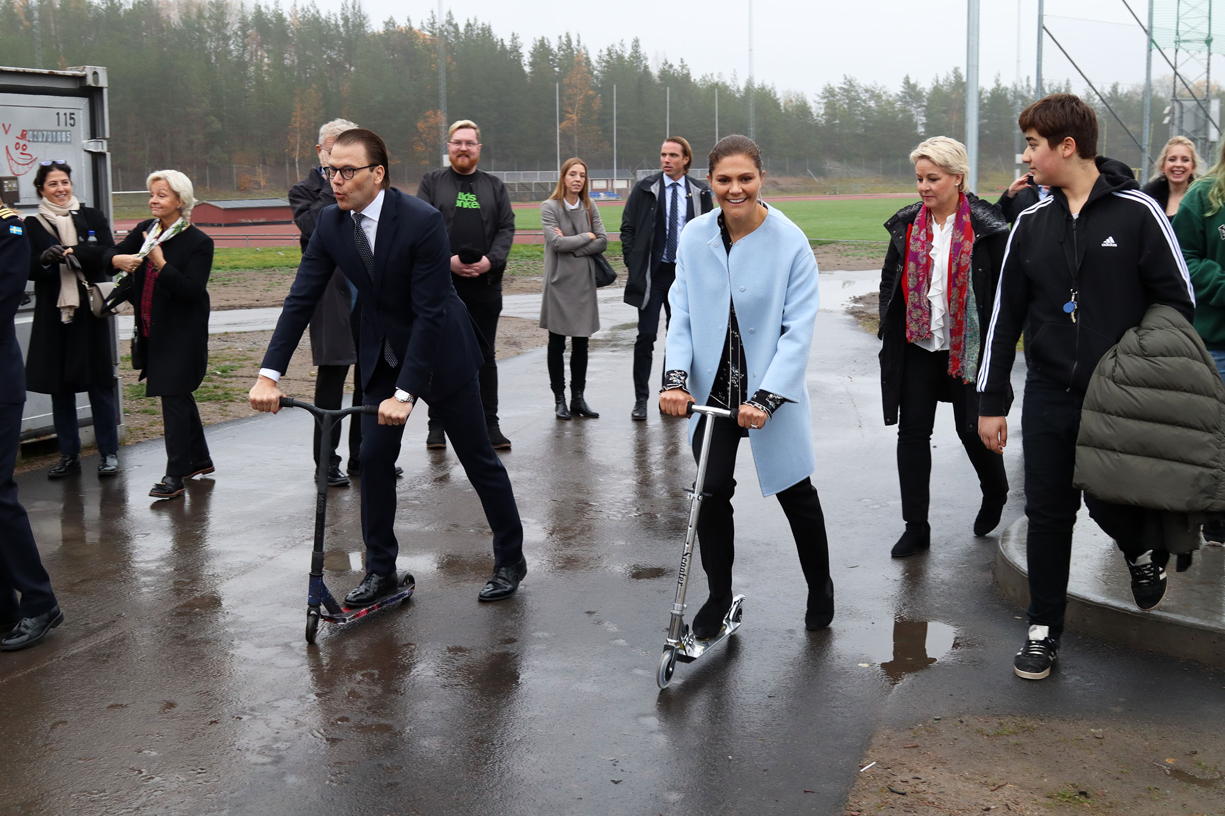Prins Daniel och Kronprinsessan Victoria anländer till aktivitetsparken på varsin kick-bike. Foto: Johannes Hedlund, Fritidsbanken